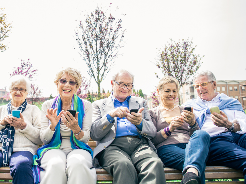 Gemeinsam in der Gruppe Smartphone, Tablet und Internet bedienen lernen